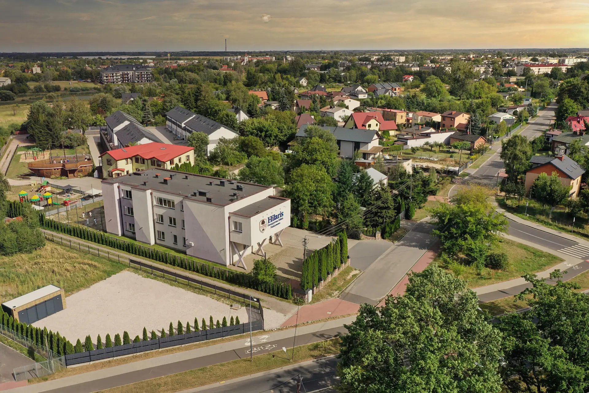 Budynek Szkoły Podstawowej i Przedszkola Hilaris w Błoniu z lotu ptaka