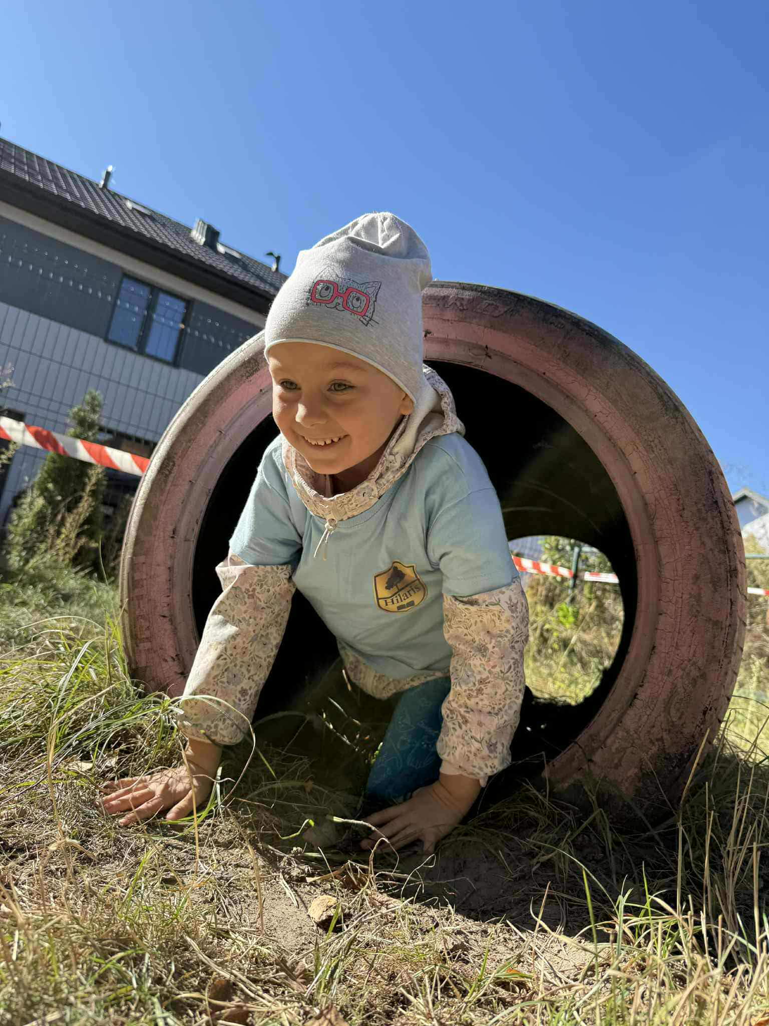 Chłopiec przechodzi przez tunel podczas zabawy na dworze