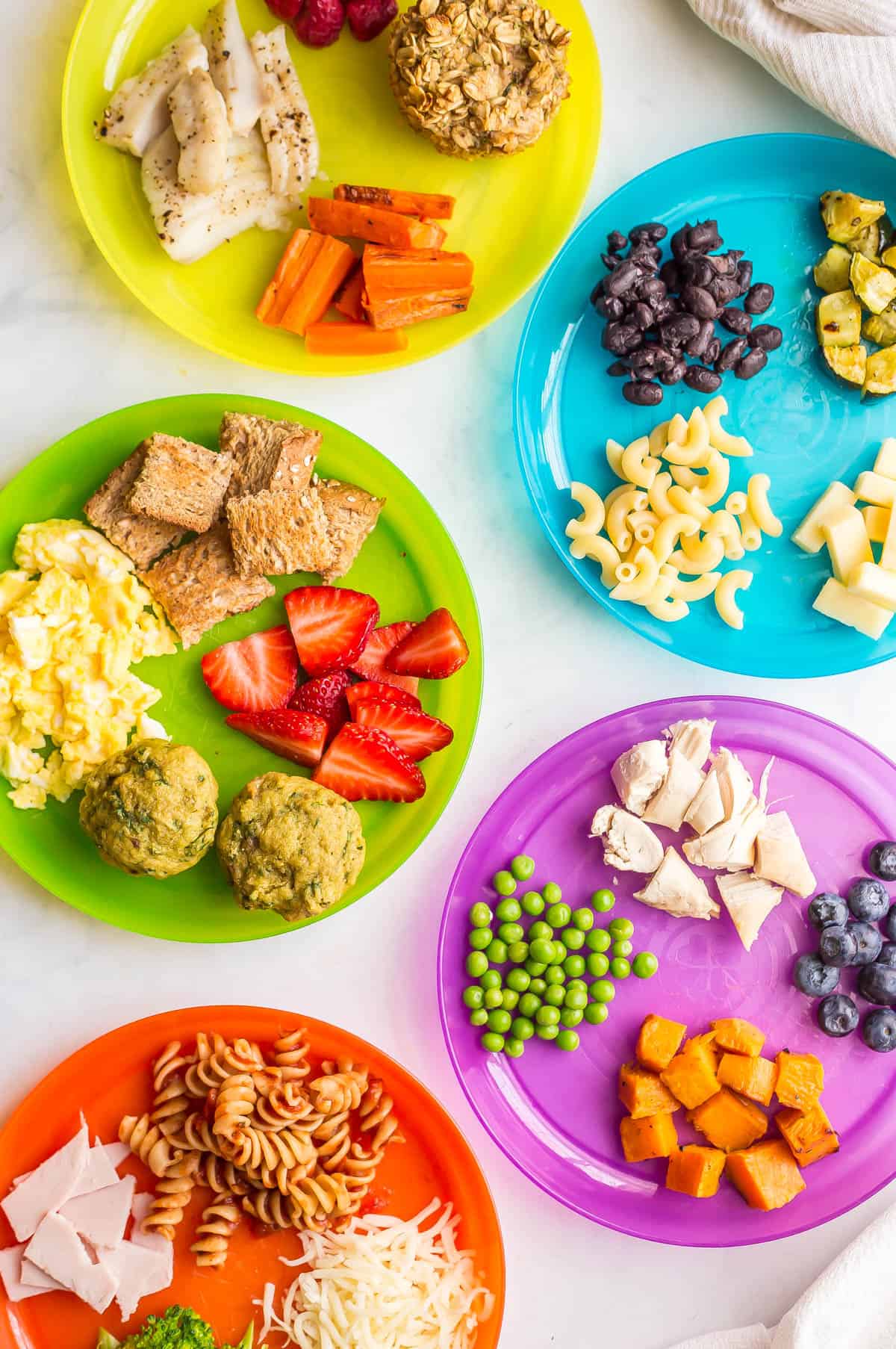 Kolorowe warzywa i owoce pokrojone dla dzieci